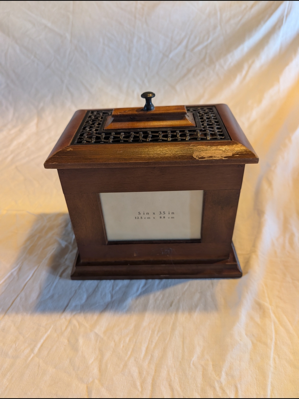 2/40$ Vintage Brown Wooden Photo Keepsake Box with Carved Lid